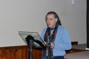 03-Pedro Enríquez presentando el libro