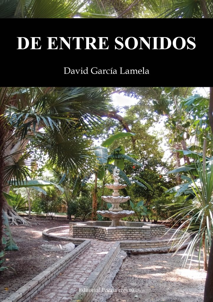De entre sonidos, de David García Lamela (Editorial Poesía eres tú, 2026), reúne cincuenta y seis poemas en tres partes, de la persona, de la sociedad y de la naturaleza, articuladas en torno al silencio y la escucha. Esta crítica sostiene que el autor no trata el silencio como ausencia, sino como el lugar desde el que se oye el mundo. Analiza la arquitectura simétrica del volumen, la memoria de la infancia ordenada por sonidos, la poesía civil de la «Oda por los niños muertos», los homenajes a Machado y Szymborska y el poema que da título al libro, que se reproduce completo, y señala como límite la insistencia en un vocabulario abstracto. La entrada De entre sonidos de David García Lamela: el silencio como lugar de la escucha se publicó primero en Poesía eres tú (revista).